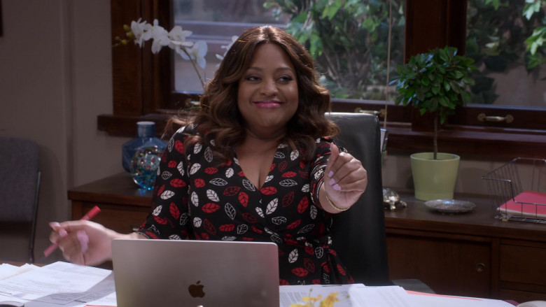 Apple MacBook Laptop of Sherri Shepherd as Paula Madison in Mr. Iglesias S02E05 Netflix TV Series (3)