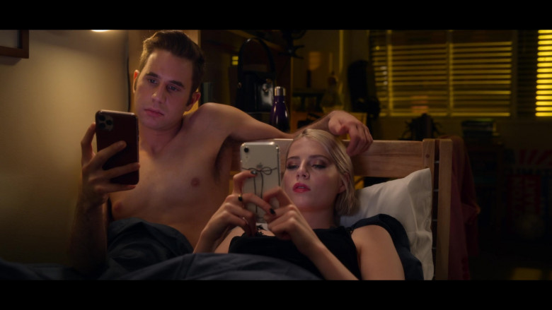 Apple iPhone Smartphone of Lucy Boynton as Astrid Sloan in The Politician S02E03 TV Series (1)