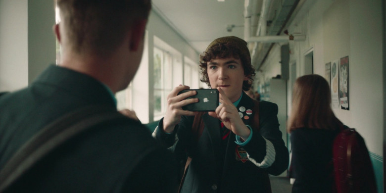 Apple iPhone of Brenock O'Connor as Tom in Alex Rider S01E01 (1)