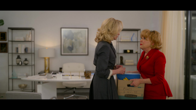 Bankers Box Held by Bette Midler as Hadassah Gold in The Politician S02E02