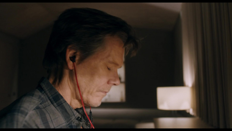 Beats Earphones Used by Kevin Bacon as Theo Conroy in You Should Have Left (2020) Movie