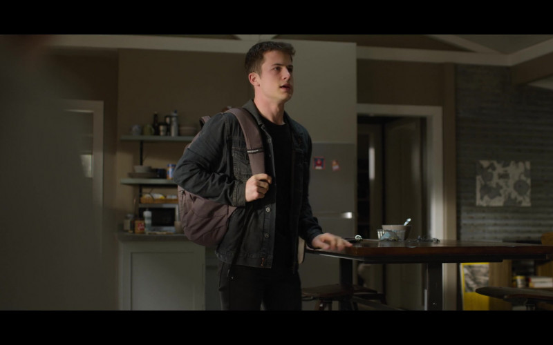 Black Denim Jacket, Jeans Outfit and SwissGear Backpack of Clay Jensen (Dylan Minnette) in 13 Reasons Why S04E09 TV Show
