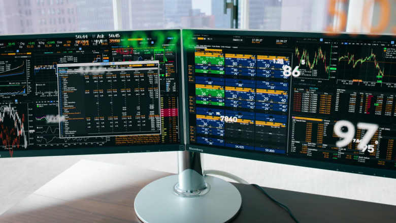 Bloomberg Terminals Used by Damian Lewis as Bobby Axelrod In Billions S05E07 (5)