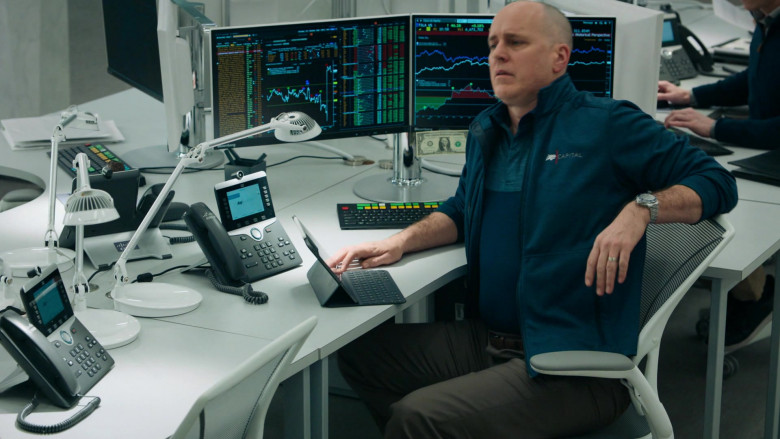 Bloomberg Terminals and Cisco Phone Used by Kelly AuCoin as Dollar Bill Stearn in Billions S05E06 (1)