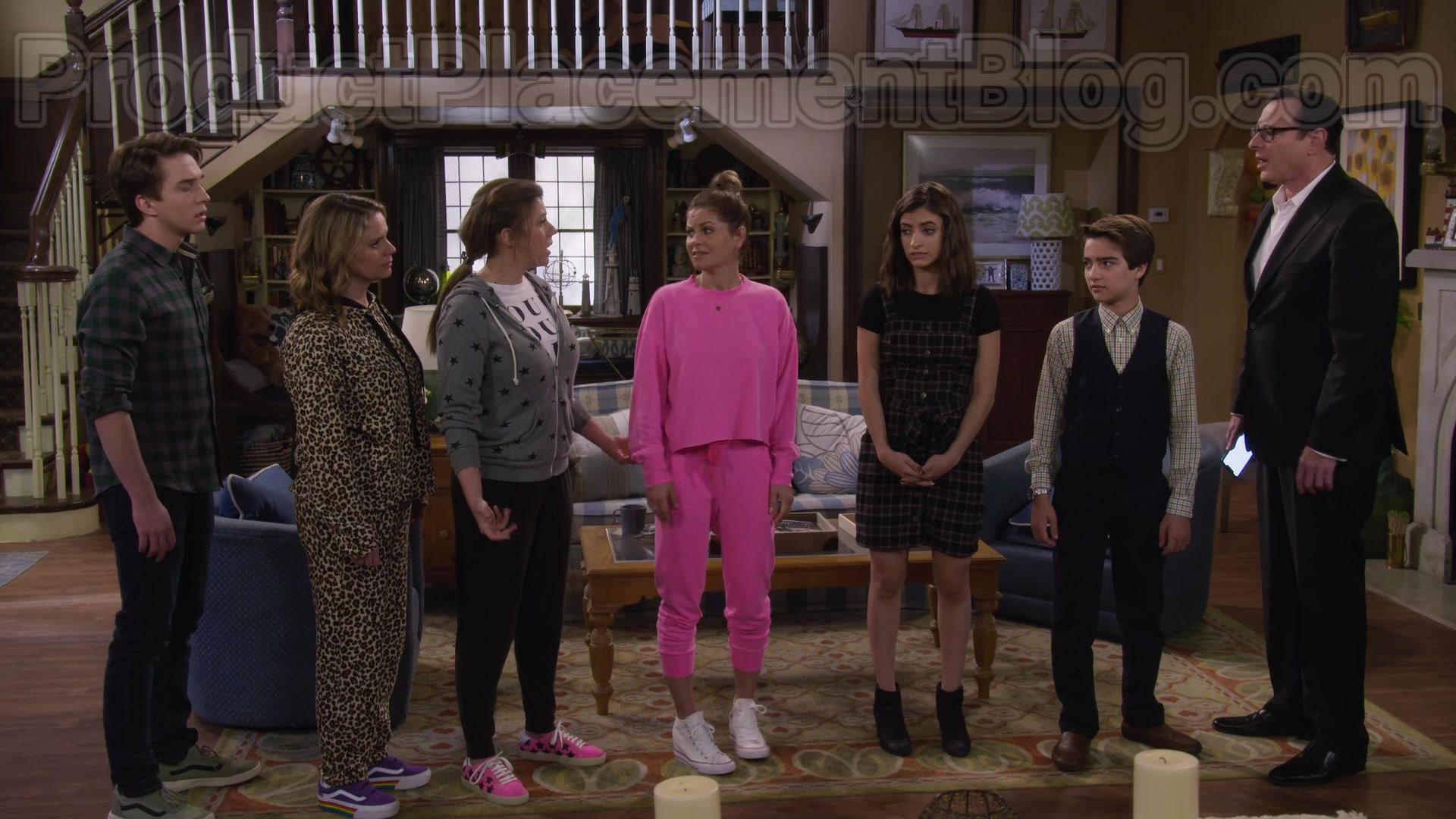 Abierto álbum de recortes sobras Vans Old Skool V Rainbow Platform Sneakers Of Candace Cameron Bure As D.J.  Tanner-Fuller In Fuller House S05E18 "Our Very Last Show, Again" (2020)