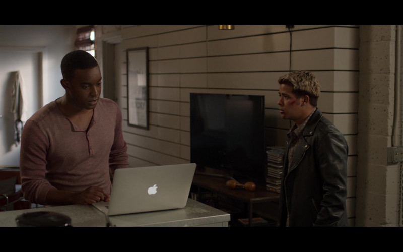 Cast Members of 13 Reasons Why Netflix TV Show Using Apple MacBook Laptops (1)