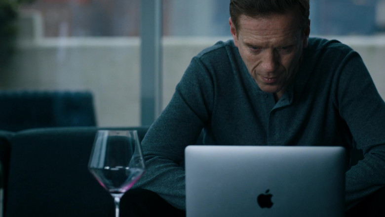 Damian Lewis as Bobby Axelrod Using Apple MacBook Laptop in Billions S05E06 TV Show (3)
