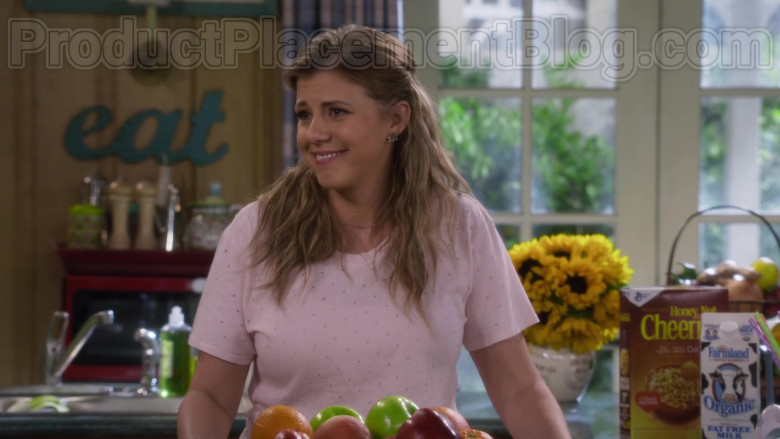 Farmland Organic Milk and General Mills Cheerios Cereal in Fuller House S05E10 (1)