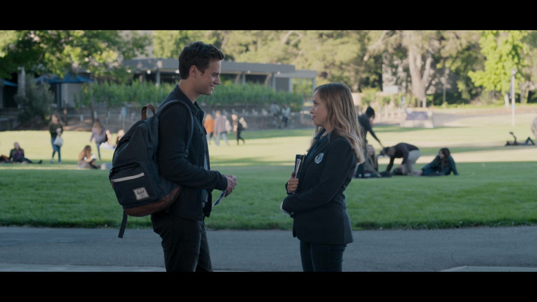 Herschel Supply Company Backpack of Brandon Flynn as Justin Foley in 13 Reasons Why S04E02