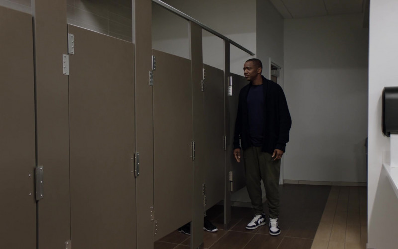J. August Richards as Dr. Oliver Post Wearing Air Jordan Black & White Shoes in Council of Dads S01E06 TV Series (1)