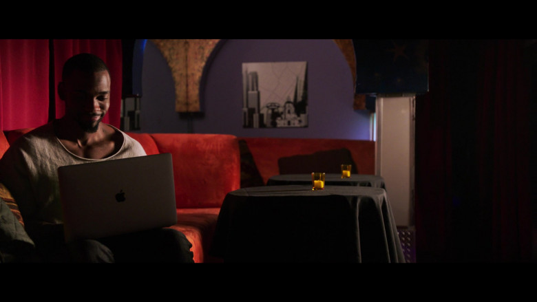 Jay Pharoah Using Apple MacBook Laptop in 2 Minutes of Fame (2020) Movie