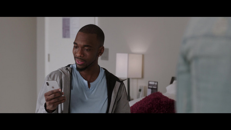 Jay Pharoah Using Apple iPhone Smartphone in 2 Minutes of Fame 2020 Comedy Movie (6)