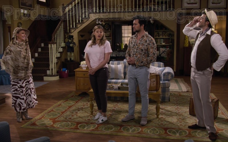 Jodie Sweetin as Stephanie Tanner Wearing Golden Goose Superstar White Leather Trainers in Fuller House S05E10 TV Show (3)