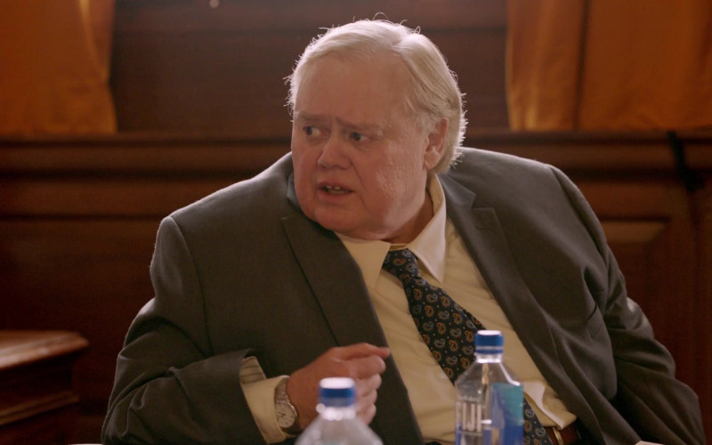 Louie Anderson Drinks Fiji Water in Search Party S03E07 TV Series