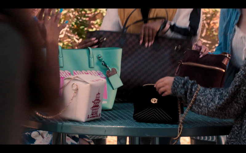 Marc Jacobs Green Handbag in Love, Victor S01E01 "Welcome to Creekwood" (2020)