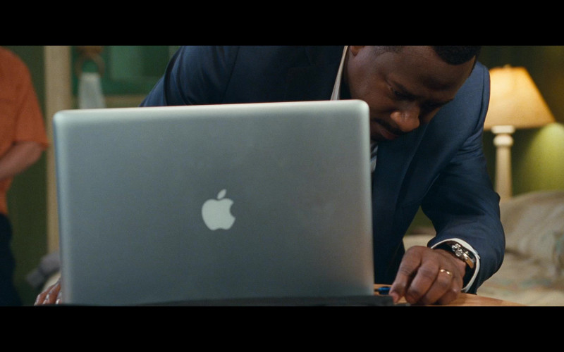 Martin Lawrence Using Apple MacBook Pro Laptop in Big Mommas Like Father, Like Son Movie (1)