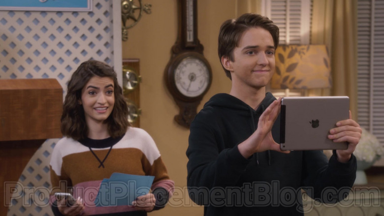 Michael Campion as Jackson Holding Apple iPad Tablet in Fuller House S05E16 TV Show (2)