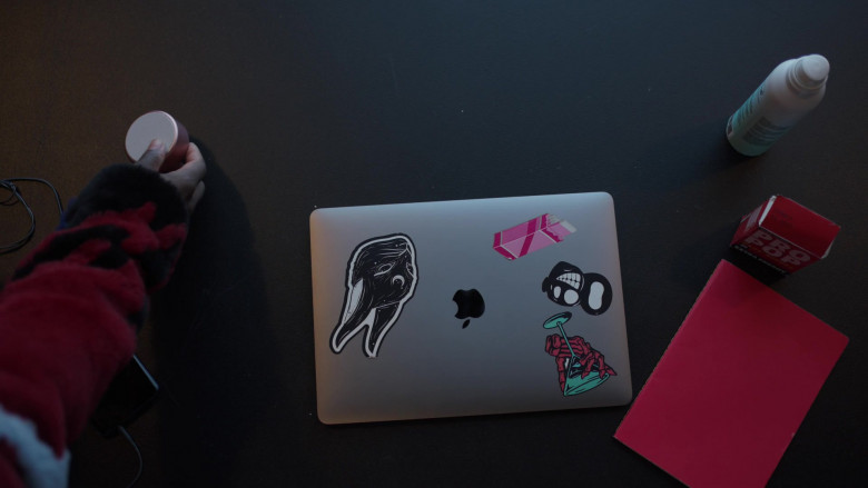 Michaela Coel as Arabella Using Apple MacBook Laptop in I May Destroy You S01E01 TV Show (2)