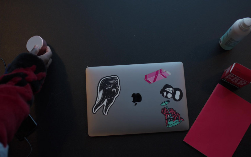 Michaela Coel as Arabella Using Apple MacBook Laptop in I May Destroy You S01E01 TV Show (2)