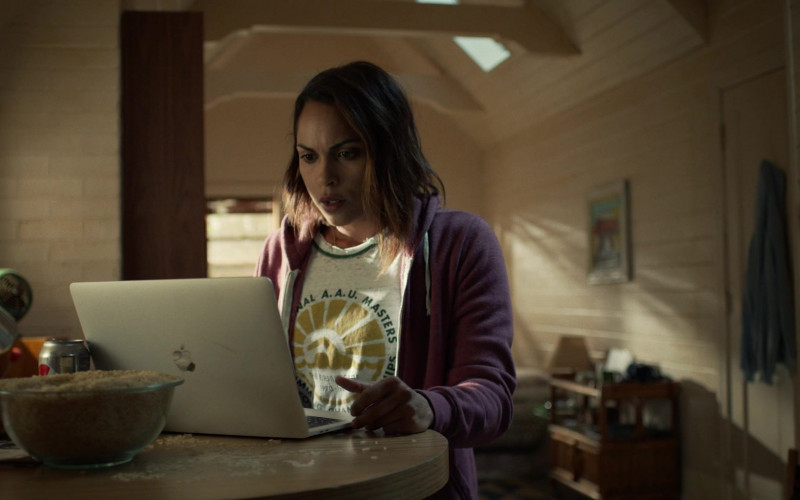 Monica Raymund as Jackie Using Apple MacBook Pro Notebook in Hightown Season 1 TV Show (1)