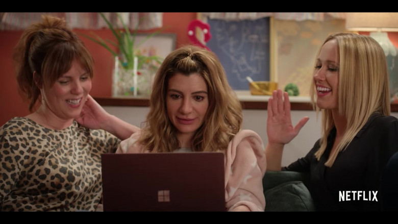 Nasim Pedrad as Wesley Using Microsoft Surface Notebook in Desperados Movie 2020 by Netflix (2)
