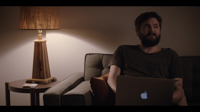 Nick Thune Using Apple MacBook Laptop in Love Life S01E06 Love Life HBO Max TV Series (1)
