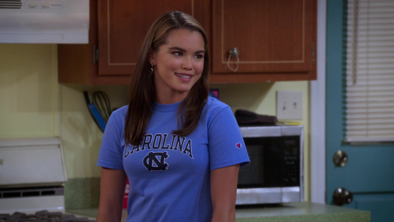 Paris Berelc Wears Champion Carolina Blue T-Shirt Outfit in Alexa & Katie S04E06 (3)