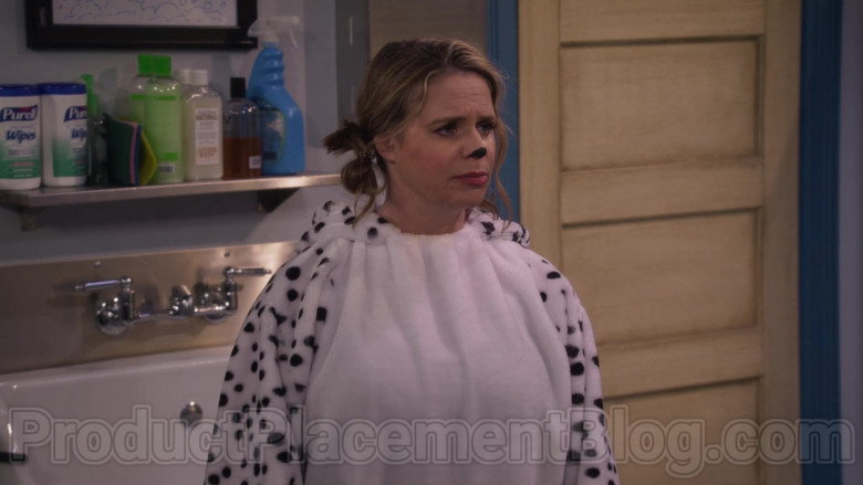 Purell Wipes in Fuller House S05E15 Be Yourself, Free Yourself (2020)