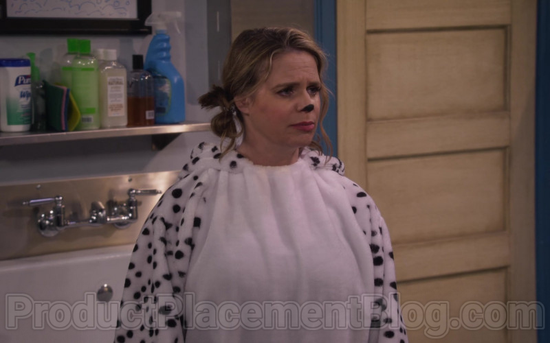 Purell Wipes in Fuller House S05E15 Be Yourself, Free Yourself (2020)