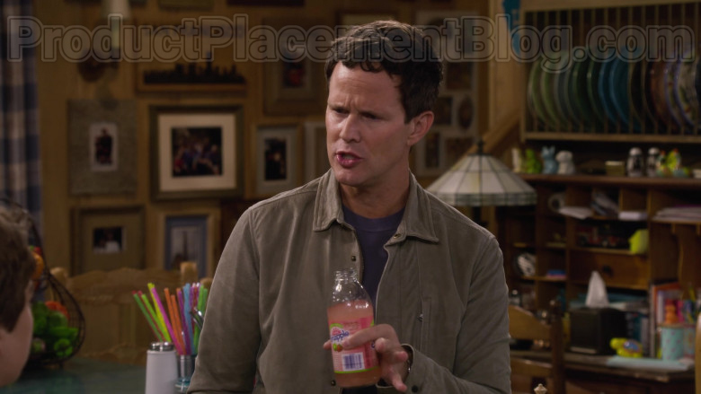 Scott Weinger as Steve Hale Enjoying Snapple Drink in Fuller House S05E11 TV Series (2)