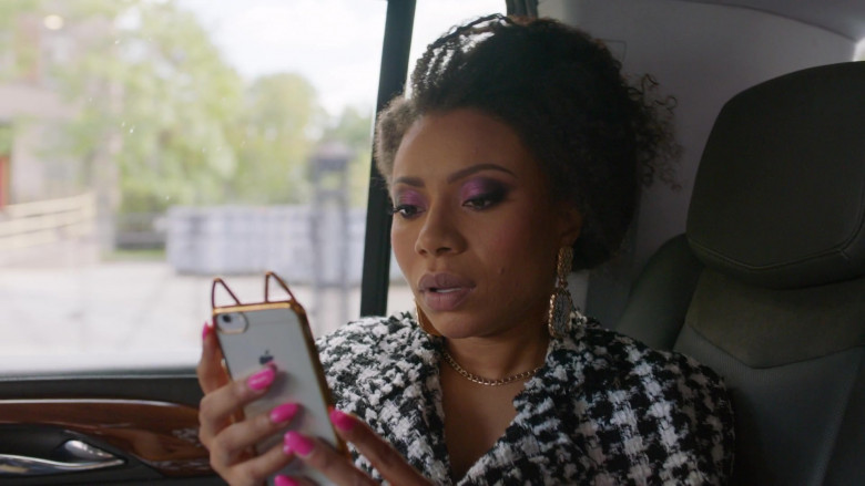 Shalita Grant Using Apple iPhone Smartphone in Search Party S03E02 TV Show (1)