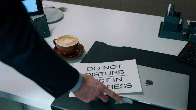 Stephen Kunken as Ari Spyros Using Apple MacBook Laptop in Billions S05E06 TV Series (1)