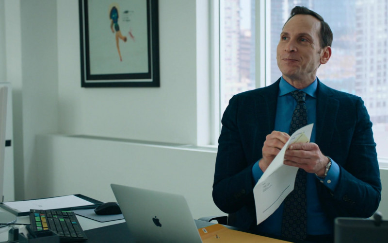 Stephen Kunken as Ari Spyros Using Apple MacBook Laptop in Billions S05E06 TV Series (4)