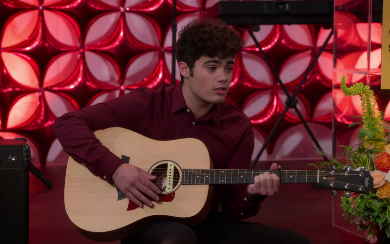 Taylor Guitar of Emery Kelly as Dylan in Alexa & Katie S04E05
