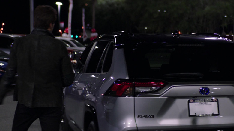 Toyota RAV4 SUV in Council of Dads S01E07 (2)