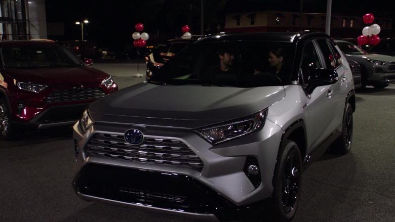 Toyota RAV4 SUV in Council of Dads S01E07 (3)