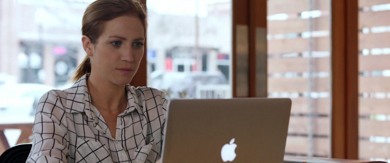 Actress Brittany Snow Using Apple MacBook Laptop in Hooking Up Movie (3)