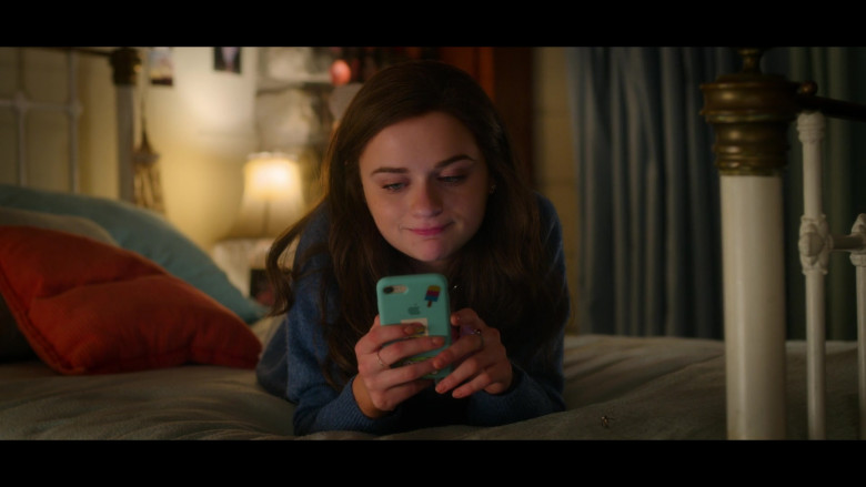 Actress Joey King and Her Apple iPhone Smartphone (4)