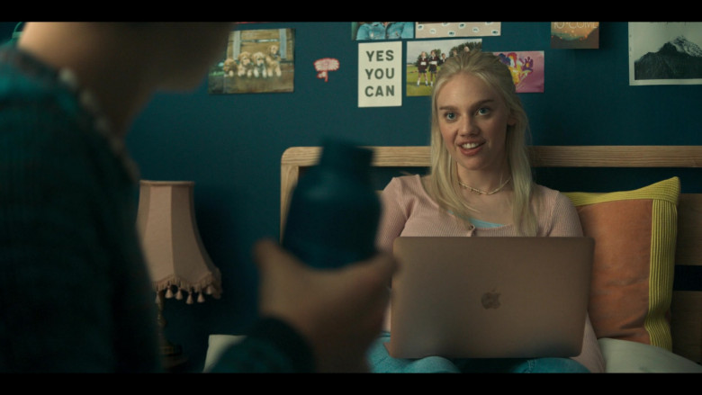 Apple MacBook Air Laptop of Áine Rose Daly as Sandy Phillips in Hanna S02E04 (1)