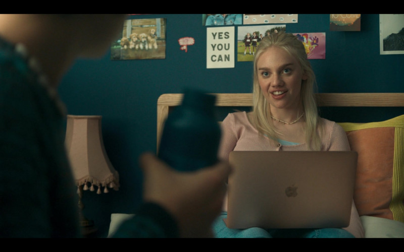 Apple MacBook Air Laptop of Áine Rose Daly as Sandy Phillips in Hanna S02E04 (1)