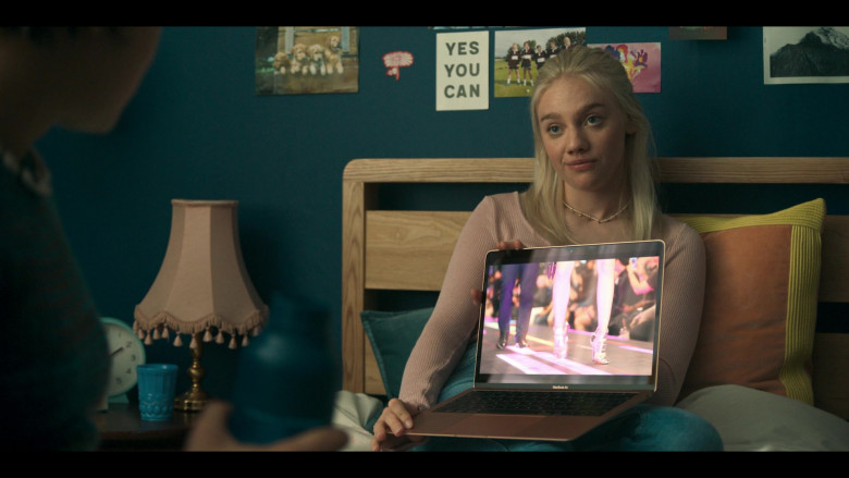 Apple MacBook Air Laptop of Áine Rose Daly as Sandy Phillips in Hanna S02E04 (2)