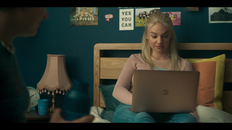 Apple MacBook Air Laptop of Áine Rose Daly as Sandy Phillips in Hanna S02E04 (3)