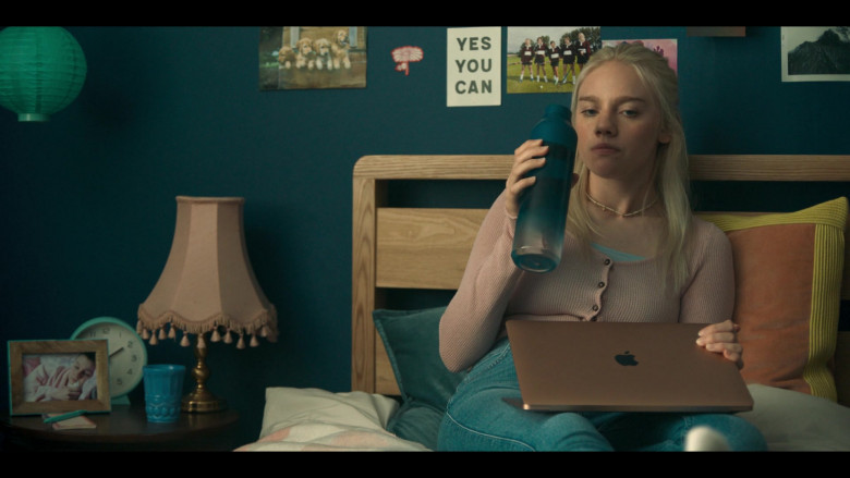 Apple MacBook Air Laptop of Áine Rose Daly as Sandy Phillips in Hanna S02E04 (4)
