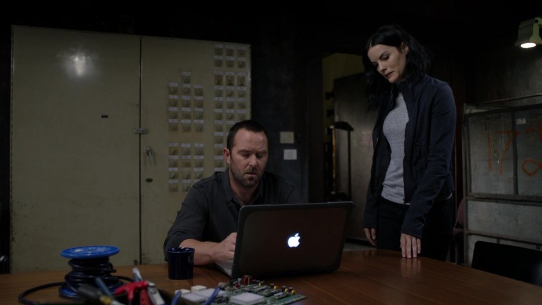 Apple MacBook Laptop Used by TV Actors in Blindspot S05E08