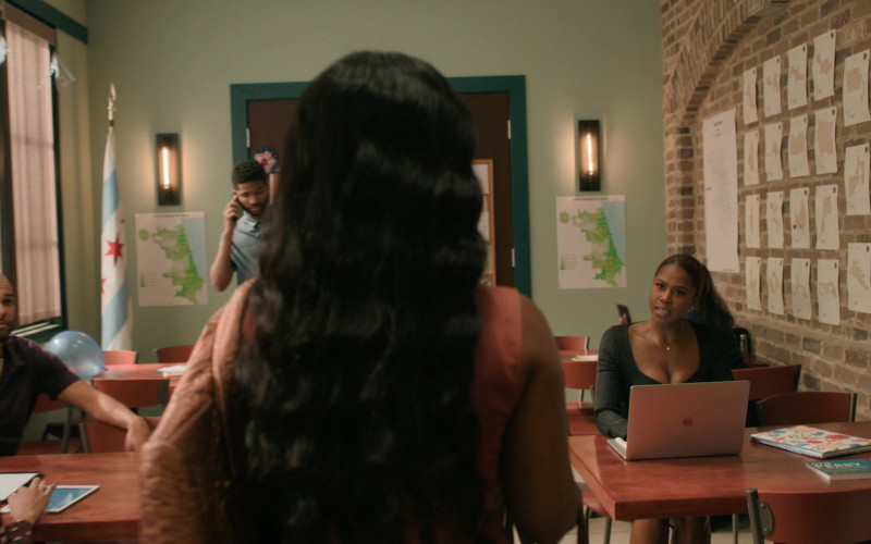 Apple MacBook Laptop in The Chi S03E04 (1)