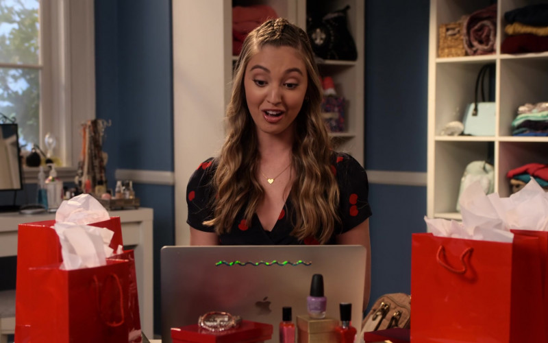Apple MacBook Laptop of Haley Pullos as Bella in The Expanding Universe of Ashley Garcia S01E11