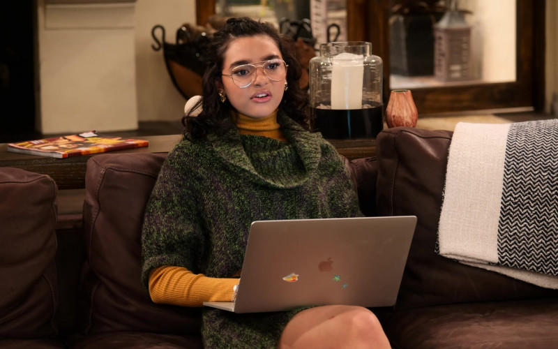 Apple MacBook Laptop of Paulina Chávez (1)