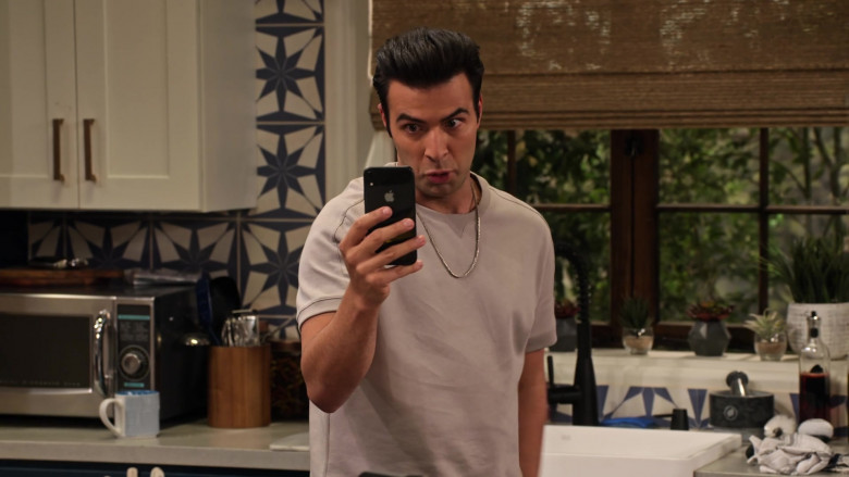 Apple iPhone Smartphone of Jencarlos Canela as Victor in The Expanding Universe of Ashley Garcia S01E11