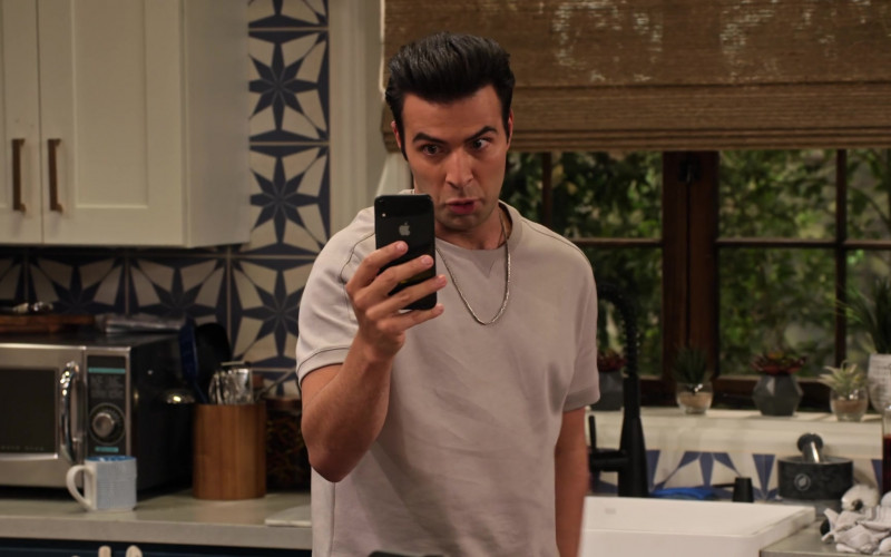 Apple iPhone Smartphone of Jencarlos Canela as Victor in The Expanding Universe of Ashley Garcia S01E11