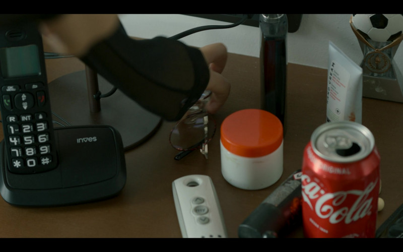 Coca-Cola Soda Can in Hanna S02E08 TV Show